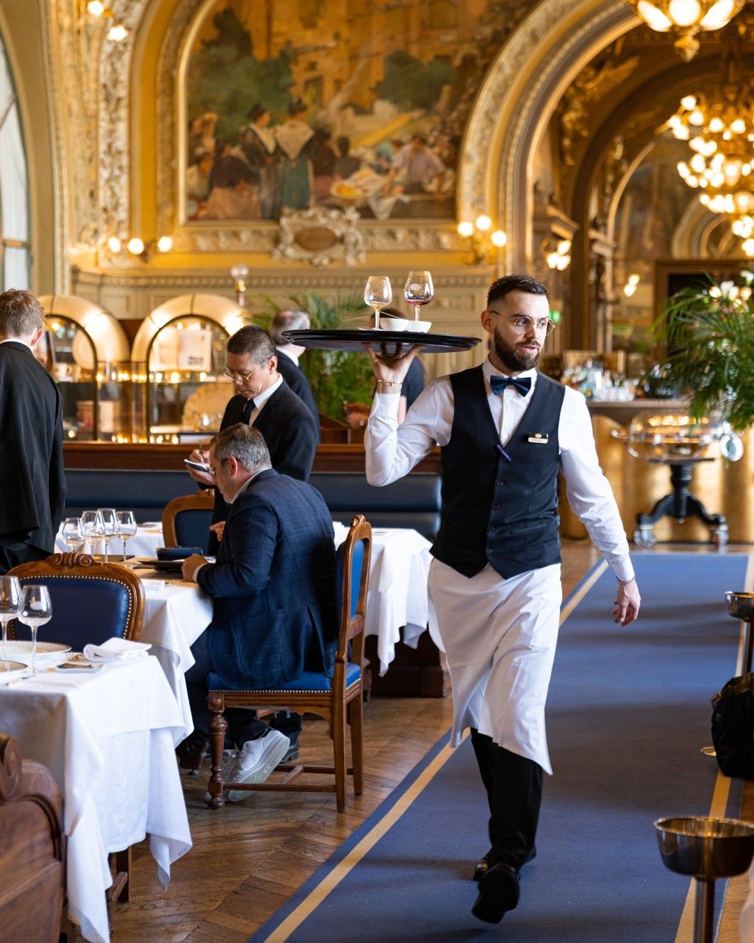 Помощник официанта